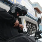 Armas semiautomáticas decomisadas en operativos policiales reflejan el aumento de armamento en circulación en Ecuador.