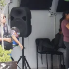 En varios negocios de Tumbaco, los parlantes están camuflados entre los productos, mientras otros quedan expuestos y aumentan el ruido en el sector.