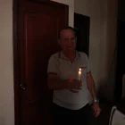 Usar velas para contrarrestar la falta de energía eléctrica se ha vuelto constante en Guayaquil debido a los continuos e imprevistos apagones.