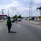Un agente de tránsito durante el operativo ejecutado este domingo 17 de mayo en la vía Perimetral, junto a la isla Trinitaria, sur de Guayaquil.