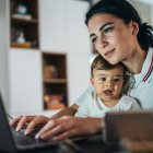 La maternidad continúa representando un desafío para miles de mujeres ecuatorianas que intentan mantener estabilidad laboral mientras enfrentan procesos de crianza.