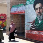 Ciudadanas iraníes pasan junto a una fotografía del líder supremo iraní, el ayatolá Mojtaba Khamenei, en una calle de Teherán, Irán, el 18 de mayo de 2026.