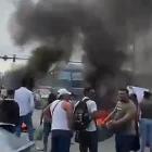 Padres bloquean la vía a Daule con quema de neumáticos, exigiendo mejoras en una escuela de Guayaquil.