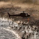 Un helicóptero de bombeiros marítimos realizando un rescate en la playa de Leme, Rio de Janeiro (Brasil) en plena ola de calor.