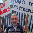 Pacientes y ciudadanos protestan en la Amazonía contra el abandono estatal, con carteles que denuncian la contaminación por mecheros.