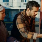 El pasajero del diablo está dirigida por André Øvredal, y combina terror psicológico y suspenso sobrenatural.
