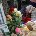 Imagen del 15 de mayo de 2026, de ofrendas a las víctimas de un ataque ruso a Kiev.