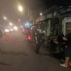 Operativo policial en Guayaquil durante controles nocturnos, en el marco de acciones contra grupos delictivos.