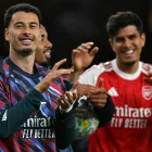 Arsenal venció 1-0 a Burnley y está cerca de coronarse en la Premier League, con la presencia de Piero Hincapié (d)