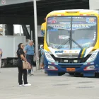 Precaución. Antes de subirse a los buses, los pasajeros toman todos los resguardos necesarios.