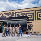 Trabajadores ultiman detalles del mural en el Museo Nacional de Quito, parte del nuevo espacio inmersivo.