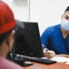 En los centros médicos municipales se ha dispuesto el uso de mascarillas para prevenir el contagio de enfermedades respiratorias.
