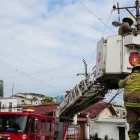 Los bomberos atendieron la emergencia de un hombre que se electrocutó en Lomas de Urdesa.