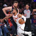 Los Knicks ante la férrea defensa de Cleveland en el arranque de la final del Este.