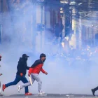 Manifestantes se enfrentan con la Policía durante una protesta, en la que exigen la renuncia del presidente Rodrigo Paz este lunes, en La Paz (Bolivia).