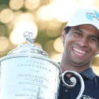El golfista inglés Aaron Rai celebra con el trofeo tras consagrarse campeón de un torneo oficial de la PGA.