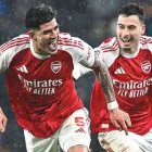Piero Hincapié (i), figura de la defensa de Arsenal en la Premier League.
