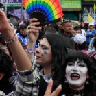 Jóvenes simpatizantes del candidato a la Presidencia de Colombia por el partido Pacto Histórico, Iván Cepeda, asisten a un evento de campaña en Bogotá (Colombia).