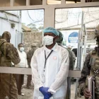 Personal se prepara para controlar la temperatura de los visitantes como medida preventiva contra el ébola en Goma, Kivu del Norte, República Democrática del Congo, el 19 de mayo de 2026.