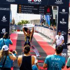 La llegada de la triatleta Alejandra Proaño a la meta del Ironman 5150, en Salinas.