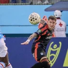 Jugador de Emelec rechaza el balón en el partido con Manta.