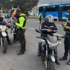 Imagen referencial. Efectivos de la Policía durante un control a motocicletas en Quito.