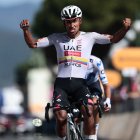 Jhonatan Narvaez celebra eufórico luego de pasar primero la meta de la etapa 11.