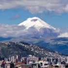 Quito se asienta en una hoya flanqueada por un río. Rodeada de cerros y valles, se ha ido desparramando como si quisiera alcanzar a la legión de nevados y volcanes que la vigilan.