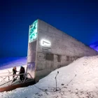 Representantes de numerosos países y universidades a su llegada con nuevas semillas al Depósito Mundial de Semillas de Svalbard (SGSV), en Spitsbergen (Noruega).