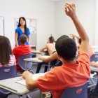 La disciplina positiva propone reemplazar los castigos y gritos por estrategias basadas en empatía, escucha, límites claros y acompañamiento emocional dentro y fuera del aula.