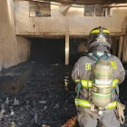 Los bomberos soficaron y controlaron en fuego en la mueblería.
