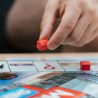 El juego transforma las dinámicas clásicas en una experiencia que refleja la adrenalina de la pista.