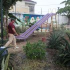 Una vecina puso plantas frutales en un espacio del parque de la manzana 16, en la etapa 11 de la Alborada, aunque eso generó roces con vecinos y una inspección municipal.