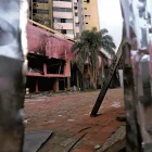 Los atacantes vulneran las cercas para robar el edificio Multicomercio, en Guayaquil.