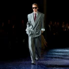 Saint Laurent llevó la corbata a la pasarela Primavera-Verano 2025 con una propuesta de sastrería oversize, donde el traje masculino se transforma en un gesto de poder, sofisticación y estilo femenino.