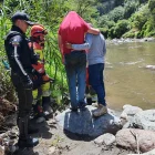 La Policía y bomberos rescataron al joven que estaba en una zona de difícil acceso.