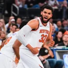 Karl Anthony Towns celebró la remontada de los New York Knicks ante los Cleveland Cavaliers en el primer juego de la final de la Conferencia Este de la NBA