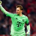 El portero del Bayern de Múnich, Manuel Neuer, celebra la victoria vistiendo la indumentaria verde de local en la máxima competición europea.