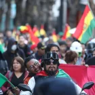 Integrantes de "plataformas ciudadanas" participan en una manifestación en contra de los bloqueos, en La Paz (Bolivia).