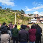 Padres de familia protestaron en la unidad educativa por los casos de presunta agresión sexual cometidos por un docente.