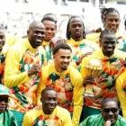 Jugadores de la selección de Senegal posan con el trofeo tras consagrarse campeones en el torneo africano.