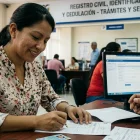 Ciudadana realiza trámites en una agencia del Registro Civil, donde se verifica la vigencia de la cédula.