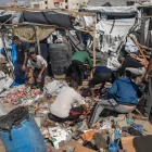 Palestinos inspeccionan los daños en sus tiendas de campaña en la zona de Al-Mawasi tras un ataque aéreo israelí, en la Franja de Gaza, el 21 de mayo de 2026.