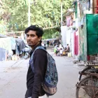 Los profesores de primaria Konain Arshad y Gunjan Jain recorren los laberínticos asentamientos informales de Nueva Delhi.