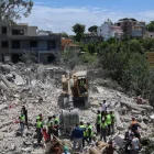 Los equipos de rescate libaneses buscan entre los escombros víctimas  un día después de que un ataque aéreo israelí impactara Líbano, el 20 de mayo de 2026.