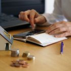 A los créditos hipotecarios del Biess pueden aplicar afiliados con o sin relación de dependencia, afiliados voluntarios, así como jubilados por vejez, invalidez o discapacidad.