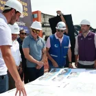El presidente Daniel Noboa y el ministro Roberto Luque en un proyecto habitacional.