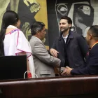 El presidente de la Asamblea, Niels Olsen, conversa y saluda con algunos de sus colegas.