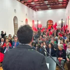 Gustavo Vallejo frente a los asistentes a la sesión solemne, por los cien años del Partido Socialista Ecuatoriano.