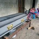 Familiares y amigos asisten a la velación de Martín Ramos este viernes, 22 de mayo de 2026, en la aldea Nueva Vida en Rigores (Honduras).